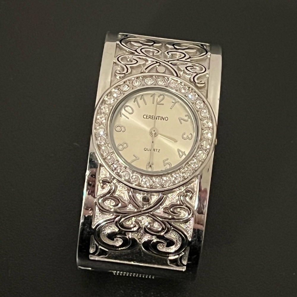Cerentino quarts bangle analog watch